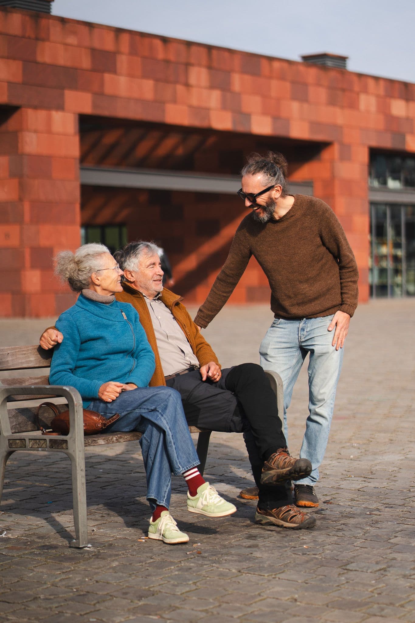 Student helpt senior met dagelijkse taken