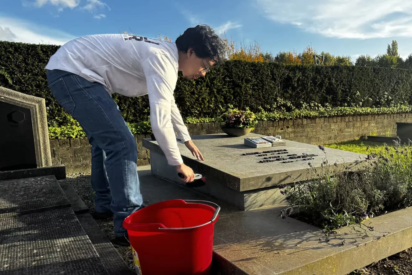 Studenten helpen dit Allerheiligenweekend graven poetsen.