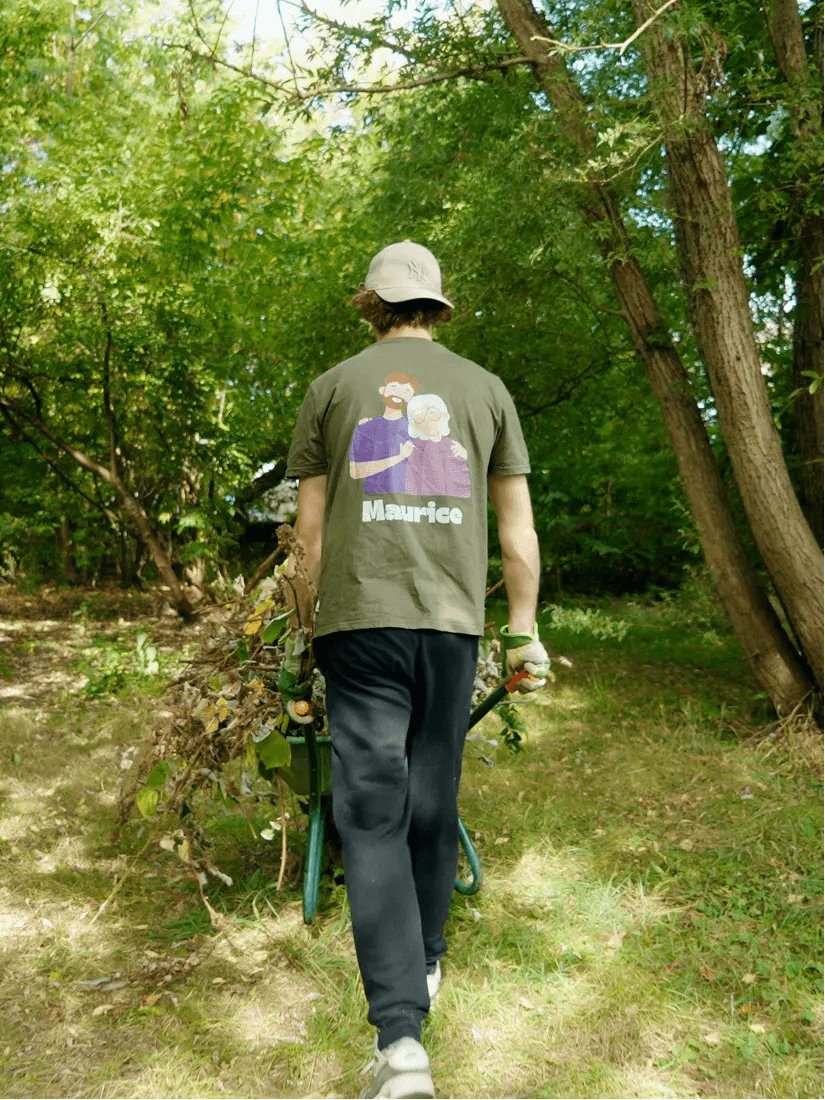 Student helpt met tuinwerk